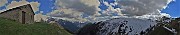 87 Dal dosso con baita vista panoramica anche verso il bianco Montu a dx da poco salito